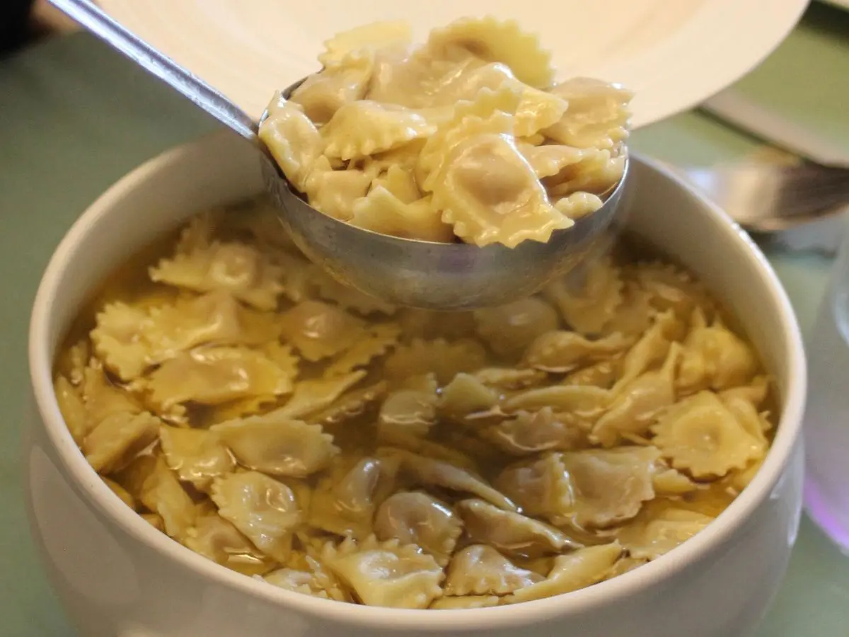 Che cosa sono gli anolini in brodo, un’icona della gastronomia emiliana Che cosa sono gli anolini in brodo, un’icona della gastronomia emiliana