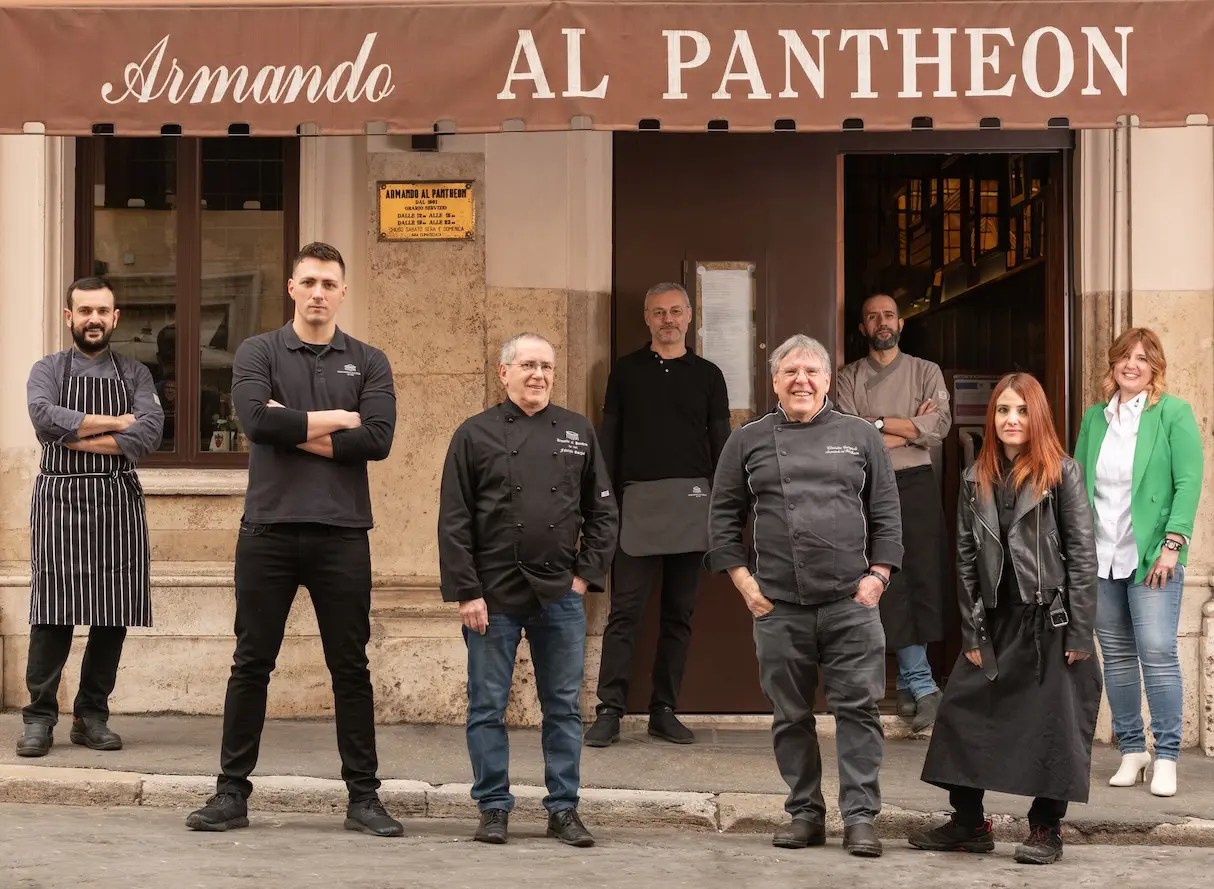 tavoli all8217aperto in centro a roma opportunit224 ma alcuni ristoranti si allargano e fanno gli sciacalli parla armando al pantheon