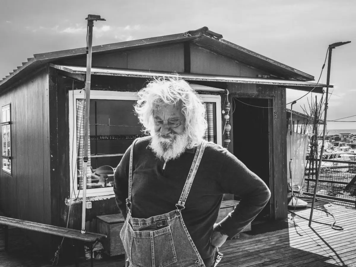 Il pescatore che da cinquant’anni vive sul mare e ora resiste all’assalto del cemento Il pescatore che da cinquant’anni vive sul mare e ora resiste all’assalto del cemento