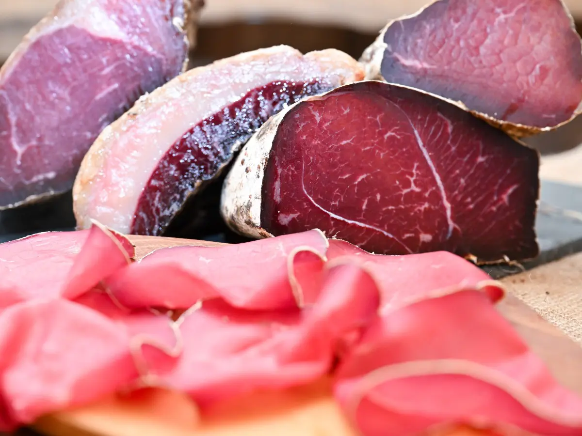 Arrivano nuove regole per produrre speck e bresaola Arrivano nuove regole per produrre speck e bresaola
