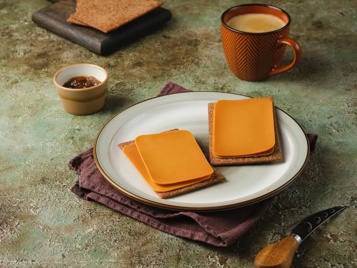 dal siero al caramello storia e assaggio del brunost icona dei formaggi norvegesi