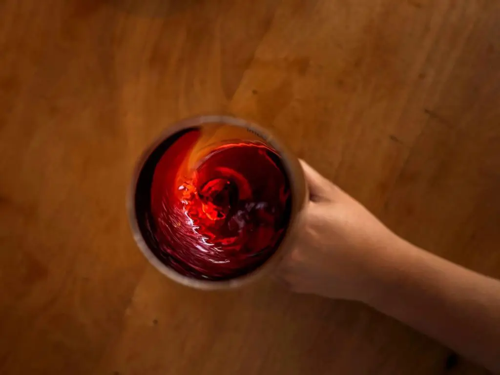 Luce verde per i vini acidi o rossa per quelli aromatici. Così la multisensorialità fissa il ricordo di ciò che beviamo