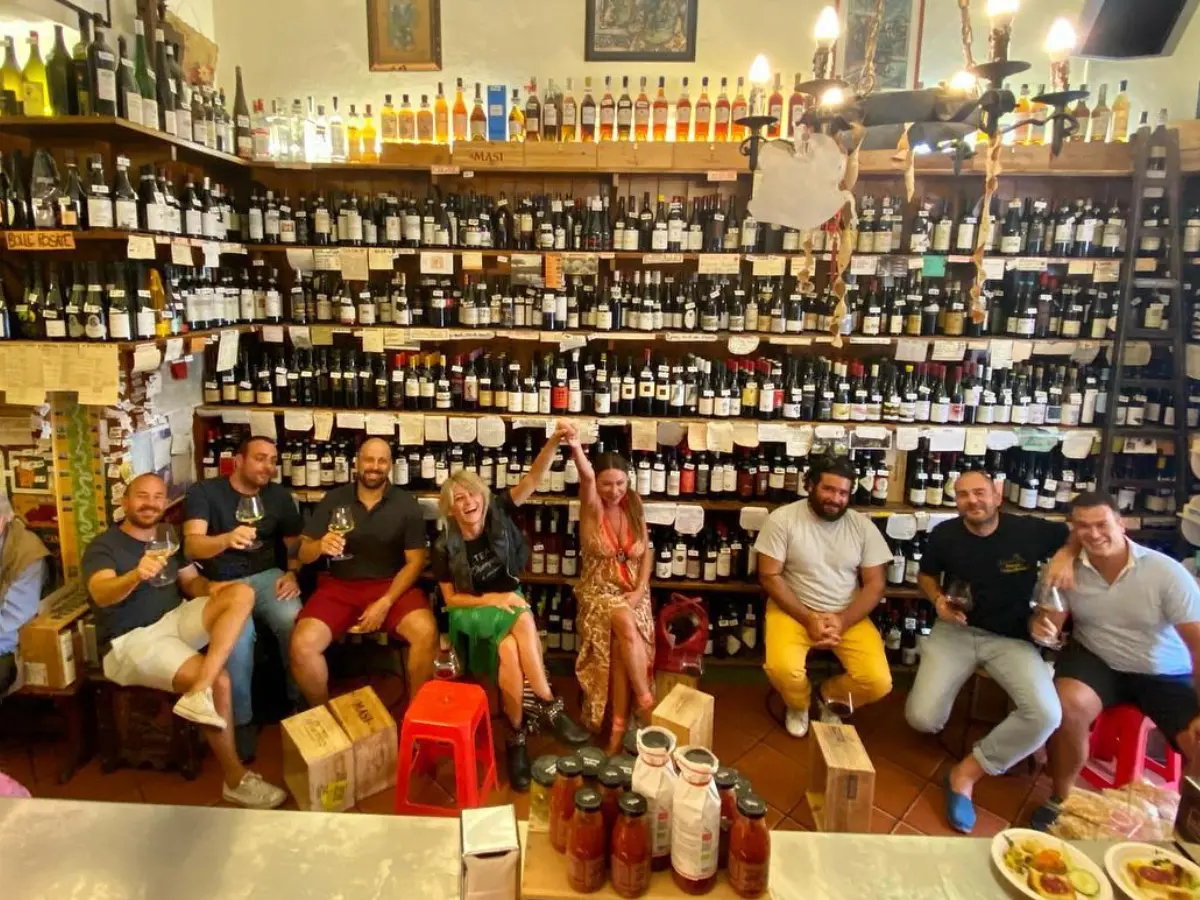 il paradiso del vino a milano sta nel cuore della chinatown e stappa 1200 bottiglie a settimana