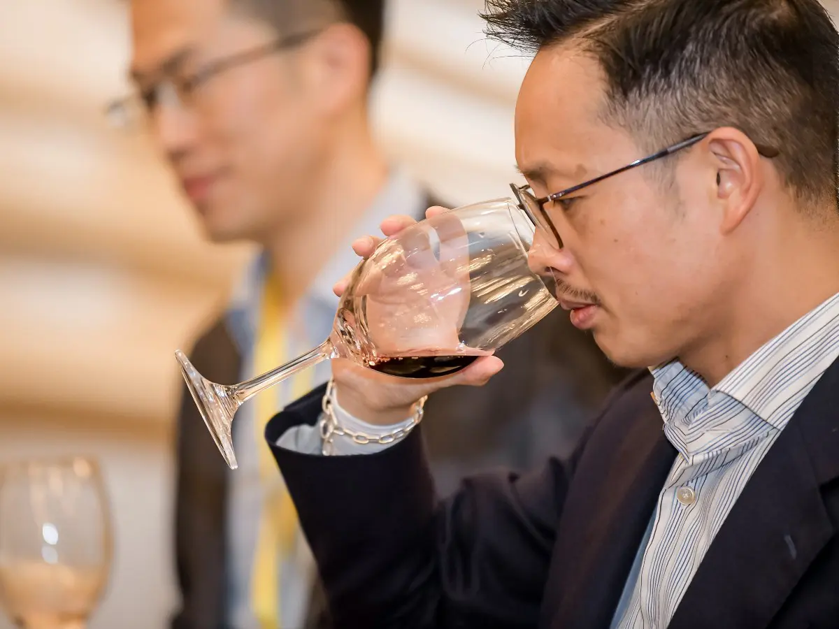 Adesso il vino cinese punta a conquistare i consumatori locali, sempre meno attratti dalle etichette estere Adesso il vino cinese punta a conquistare i consumatori locali, sempre meno attratti dalle etichette estere