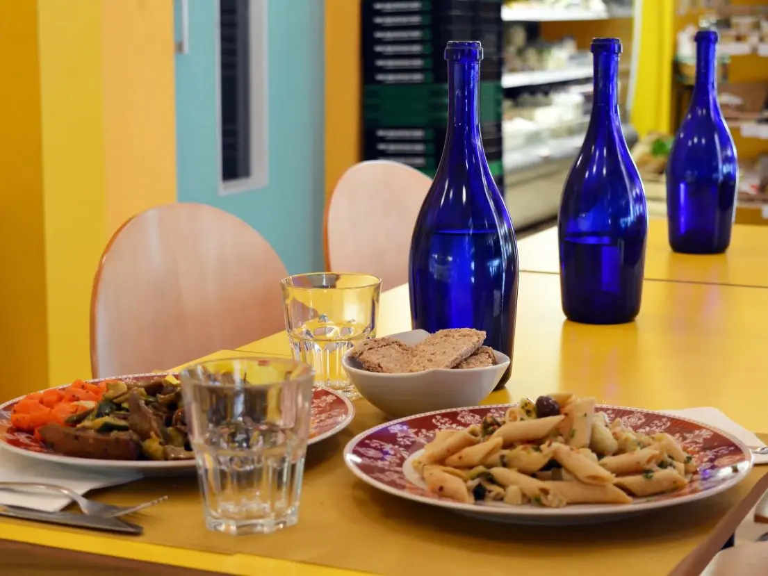 La gastronomia di quartiere vegana con oltre 20 anni di storia a Milano
