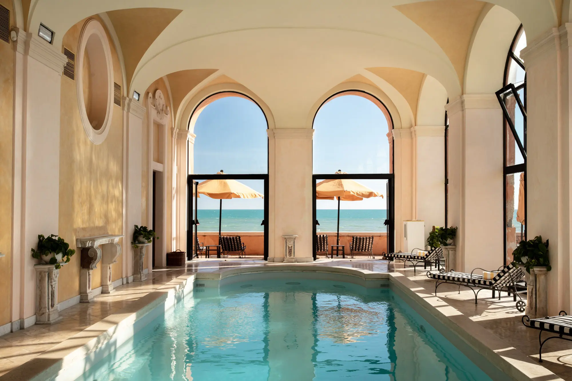 Una villa di imperatori e papi affacciata sul mare diventata un hotel con museo e ristorante