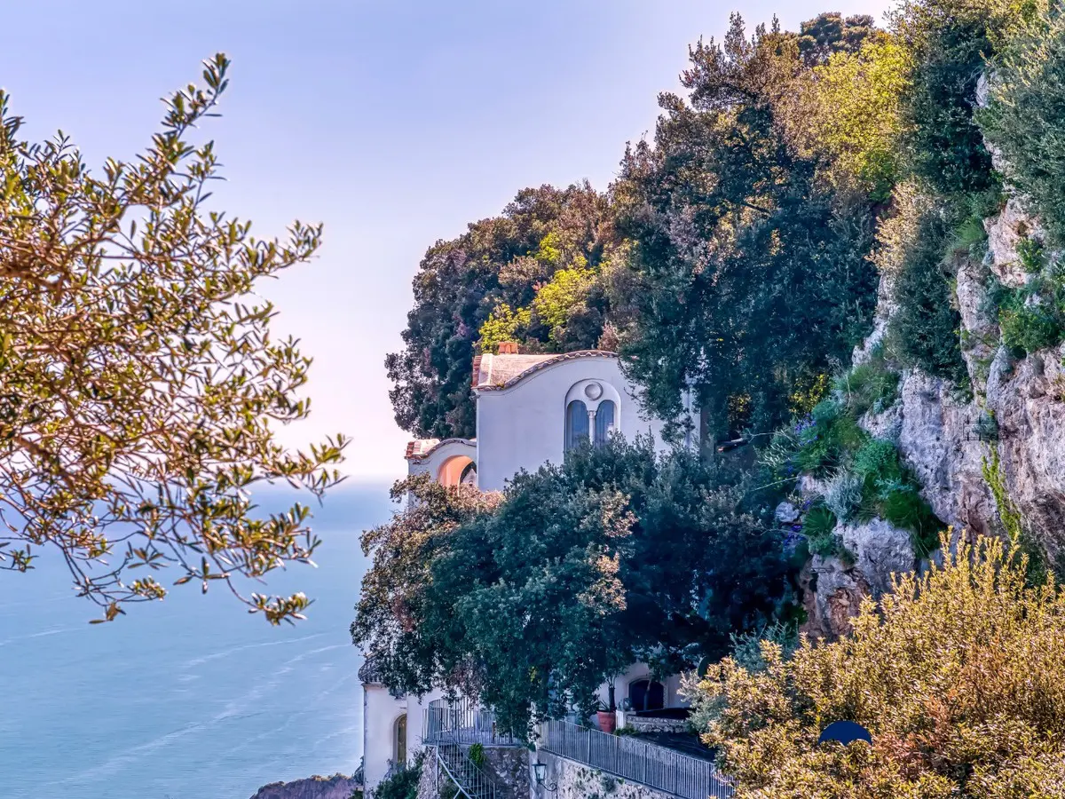 la villa spettacolare a picco sul mare dove mangiare in costiera amalfitana