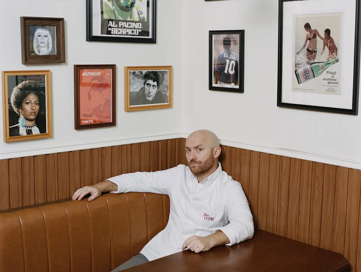Perché almeno una volta nella vita dobbiamo andare in un bar iconico di Hong Kong (che ora apre anche a Shanghai) Perché almeno una volta nella vita dobbiamo andare in un bar iconico di Hong Kong (che ora apre anche a Shanghai)