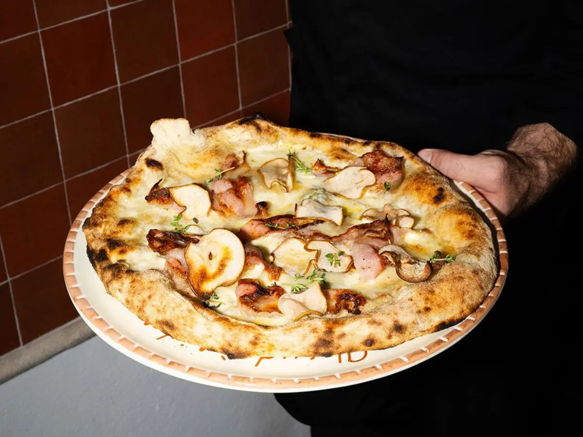 La nuova era rock della pizza pugliese parte da Bari Nord. Ecco dove mangiarla La nuova era rock della pizza pugliese parte da Bari Nord. Ecco dove mangiarla