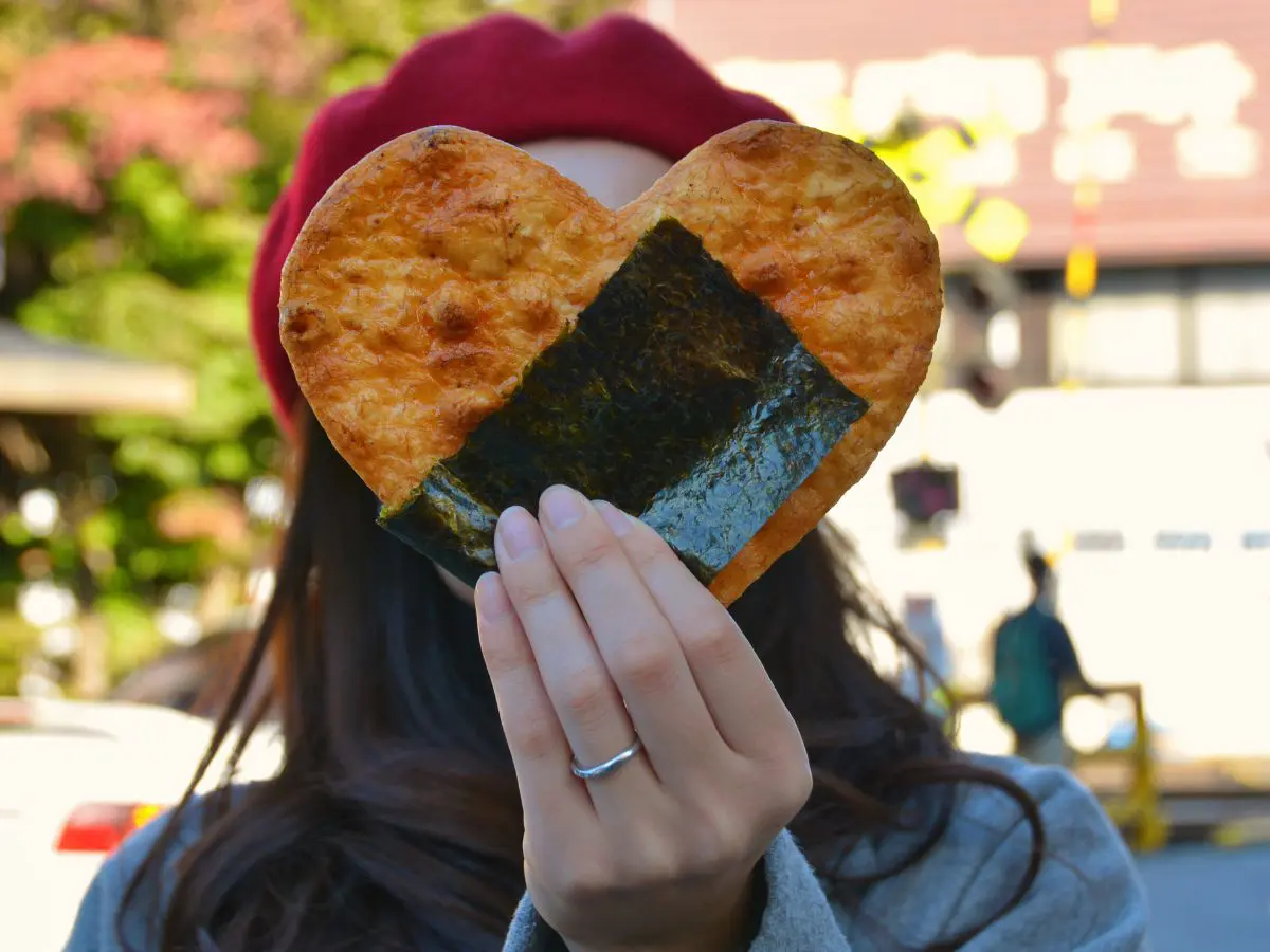 Cosa sono i senbei, crackers giapponesi usati per merenda e per sfamare i cervi