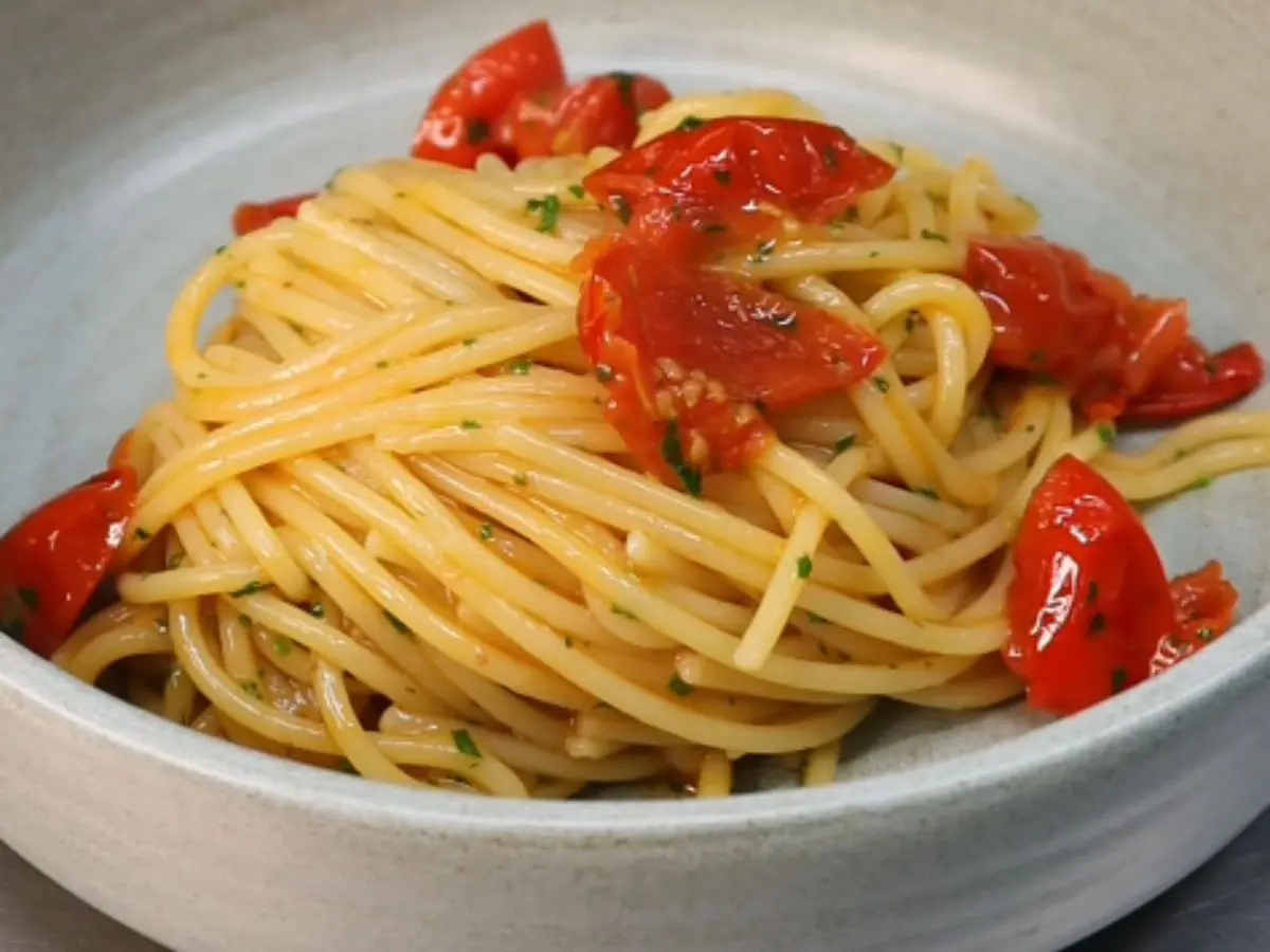 a napoli esiste un piatto che si chiama spaghetti alle vongole fuggite