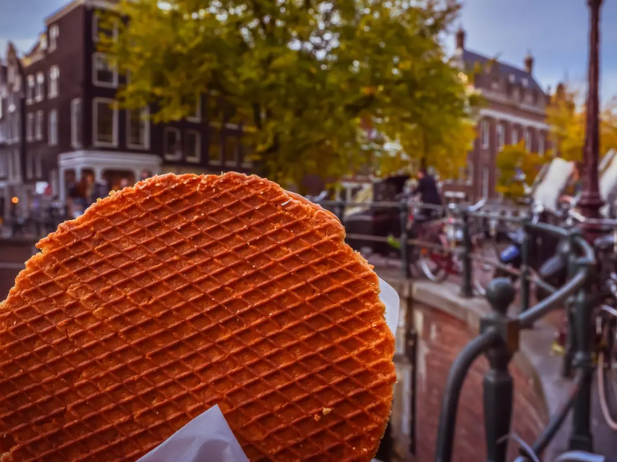 cosa sono gli stroopwafel i dolci tipici di amsterdam nati dalle briciole dei biscotti