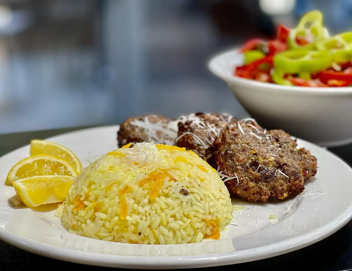 Il locale frequentato dagli studenti universitari di Tirana dove si mangia bene a prezzi popolari Il locale frequentato dagli studenti universitari di Tirana dove si mangia bene a prezzi popolari