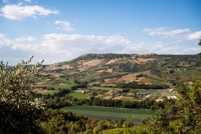Moresco (a destra) e Monterubbiano - Archivio fotografico della Regione Marche - Foto di Matteo Natalucci