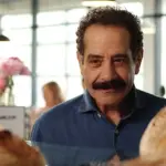 Tony Shalhoub che guarda il pane durante Breakin Bread