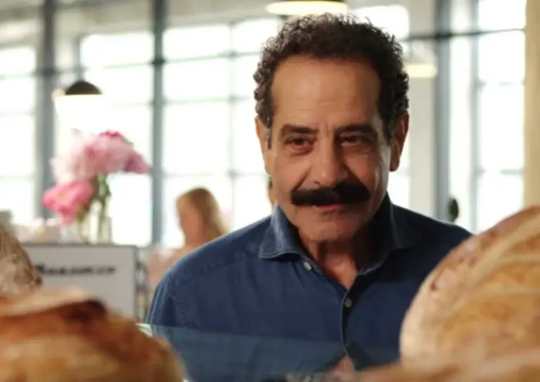Tony Shalhoub che guarda il pane durante Breakin Bread