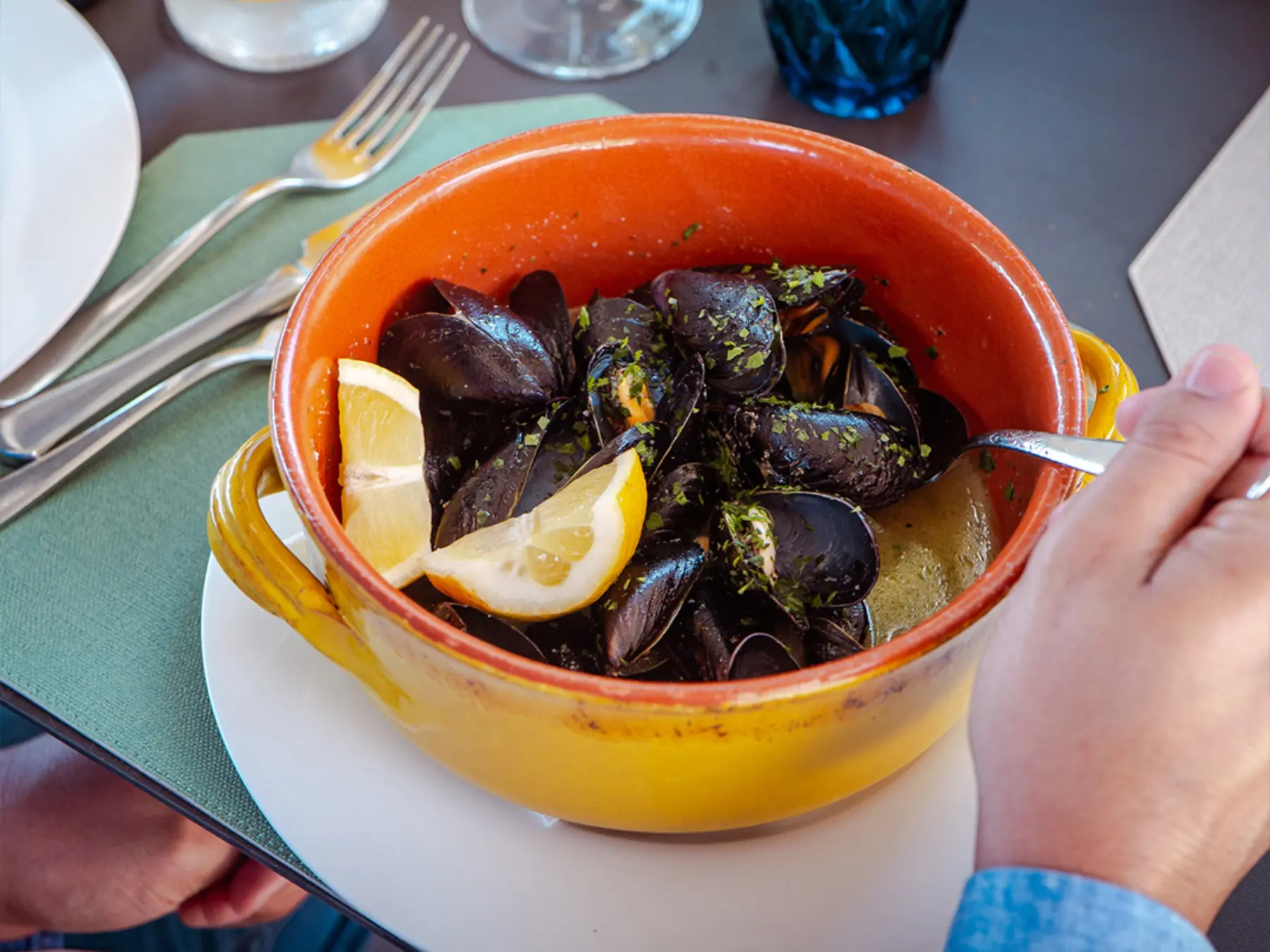 in provincia di trapani c8217232 un ristorante dove si mangia quasi con i piedi nell8217acqua