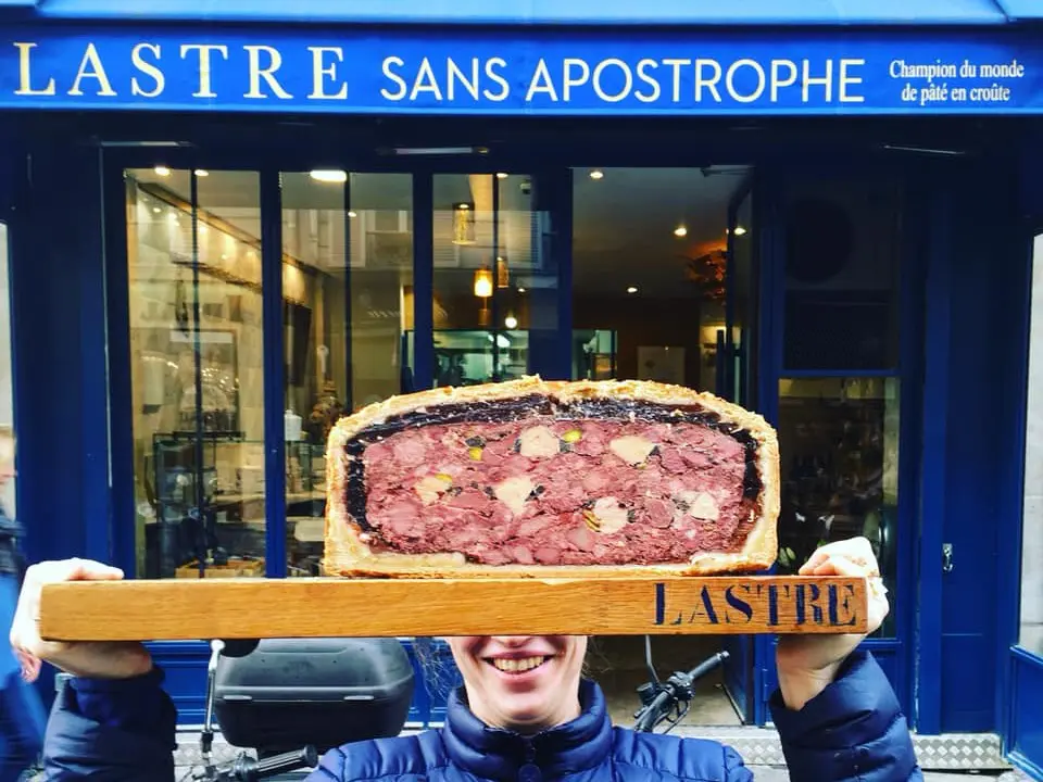 La coppia che ha lasciato tutto per preparare pasticci di carne sotto la Tour Eiffel La coppia che ha lasciato tutto per preparare pasticci di carne sotto la Tour Eiffel