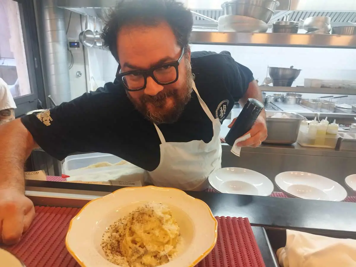 Monosilio cambia cucina: “Basta virtuosismi, da oggi solo abbacchio e carbonara”