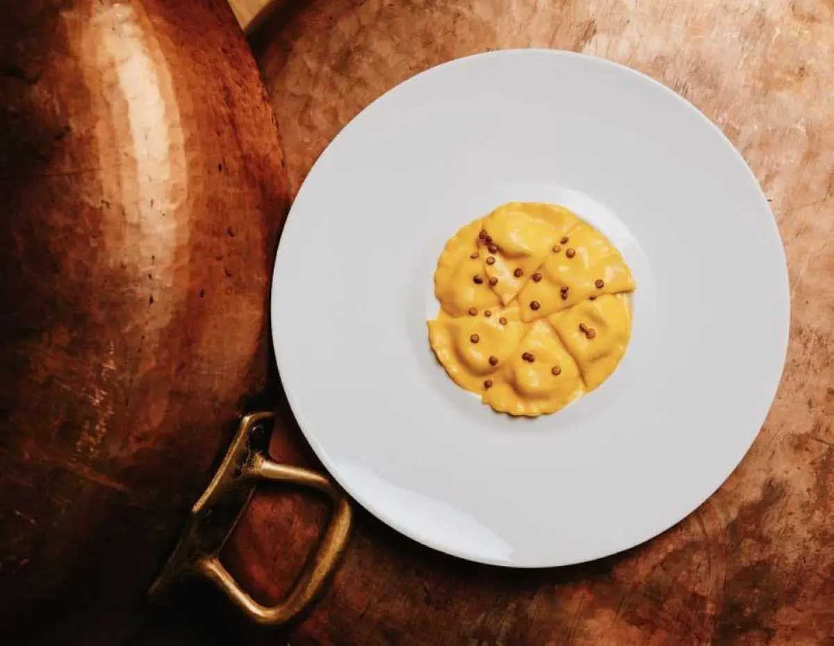 ravioli di burrata allo zafferano e lenticchie di Villa Maiella
