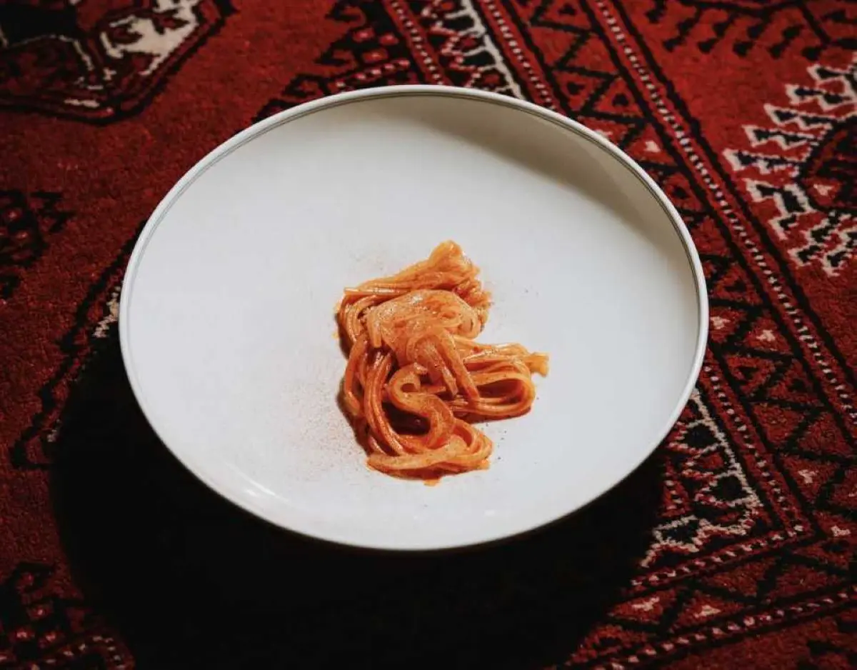 spaghetti d’orzo Makaira con peperone rosso dolce di Altino e calamari di Villa Maiella