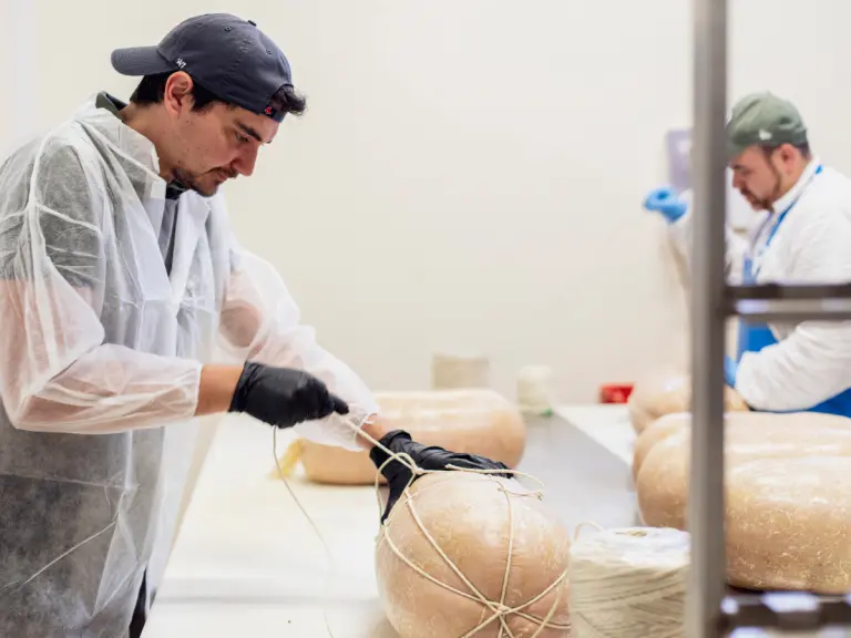 Francesco Scapin durante la lavorazione della mortadella Artigianquality