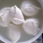 Mozzarella di Bufala Campana DOP appena filata in un caseificio del Casertano durante un viaggio lungo la strada della mozzarella