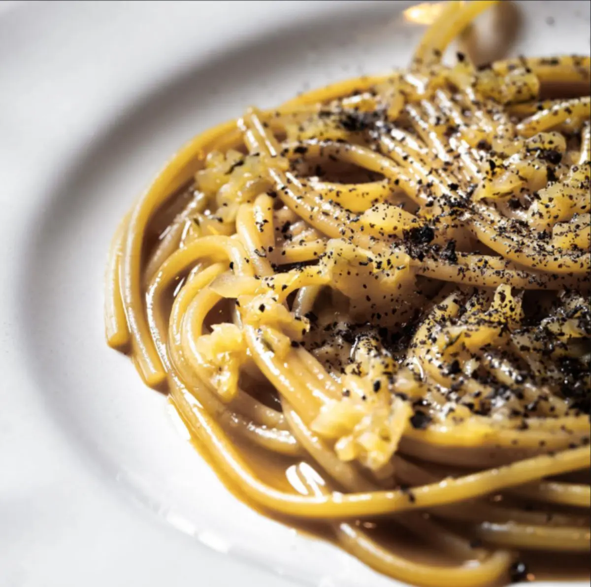 spaghetto con dashi di maiale e cipolla dell'Osteria dei Maltagliati