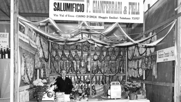 Il negozio di generi alimentari Gianferrari negli anni ’50 situato nel centro di Ciano d’Enza