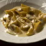 Casoncelli con crema di Grana Padano. Gusto tradizionale, ma con ripieno (lingua, coda, guancia, pestöm, sedano, carota e cipolla) e sfoglia inediti per un casoncello (fotodi MattiaAquila)