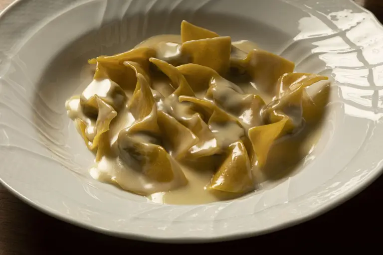 Casoncelli con crema di Grana Padano. Gusto tradizionale, ma con ripieno (lingua, coda, guancia, pestöm, sedano, carota e cipolla) e sfoglia inediti per un casoncello (fotodi MattiaAquila)