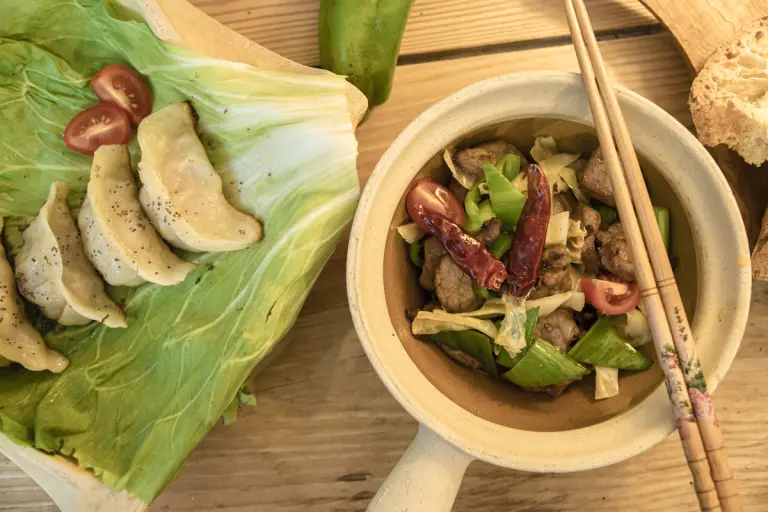 Due piatti dell'agriturismo Borgo Titol: Fen zheng pai gu e Guotie
