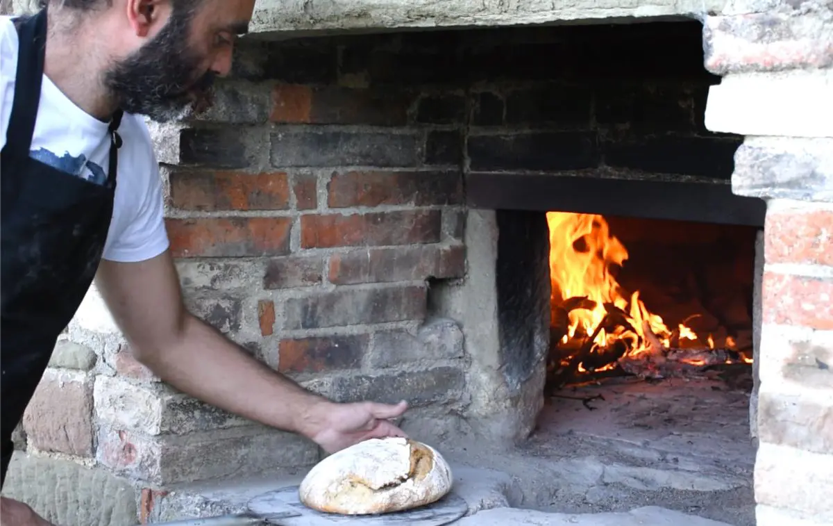 La cottura nel forno a legna del pane 1540 di Cristiano Baldocini