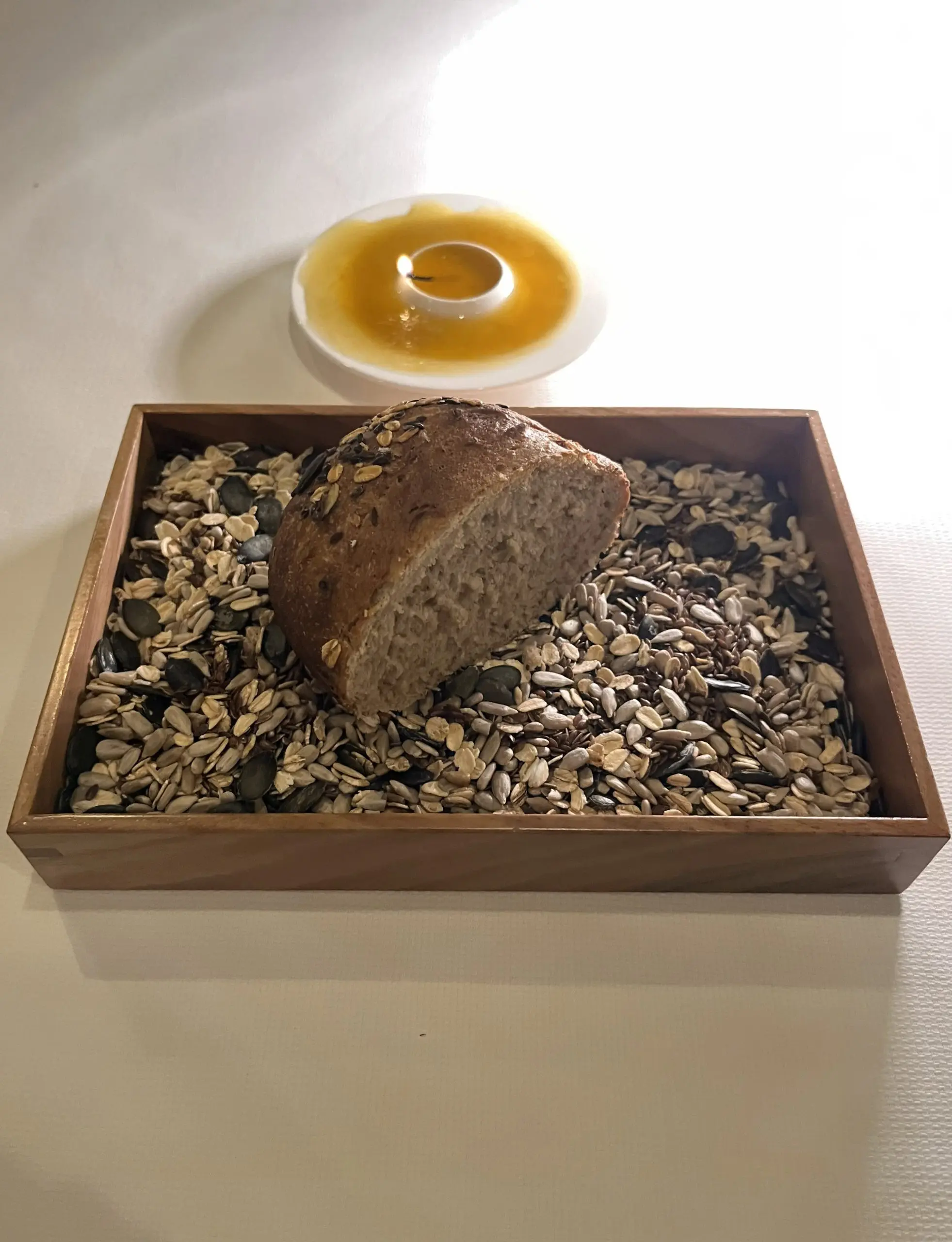 Pane in stile Schüttlebrot e candela al burro di Grigio Alpina