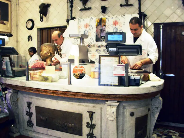 Macelleria Annibale interno con bancone di marmo