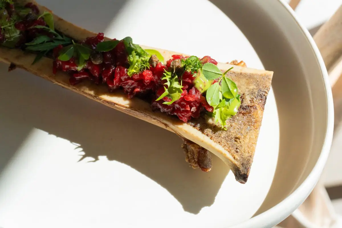 Midollo alla brace con tartare di vacca e salsa verde di Osteria Origano