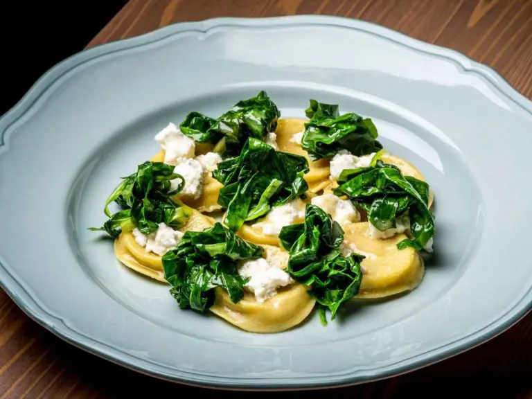 Ravioli ripieni di scalogno liquido, primo sale di capra e cicoria appassita di DaGorini
