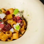 Tubetti, umami vegetale, seppia, barbabietola di Rezzano Cucina e Vino
