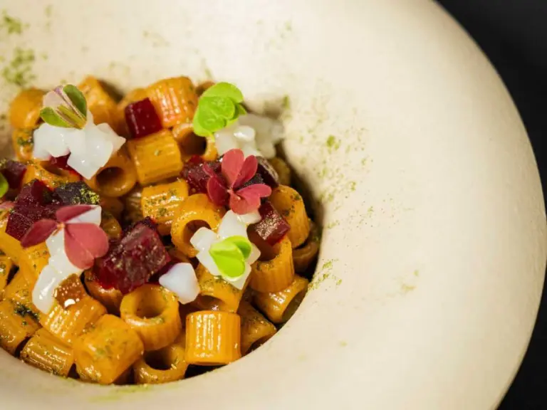 Tubetti, umami vegetale, seppia, barbabietola di Rezzano Cucina e Vino