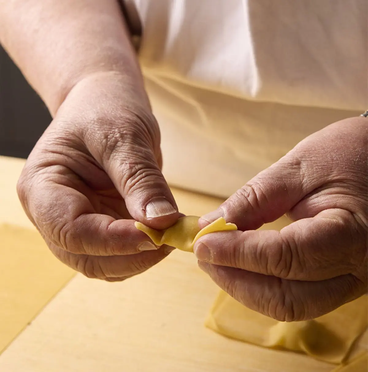 Valeria Piccini mentre chiude dei ravioli