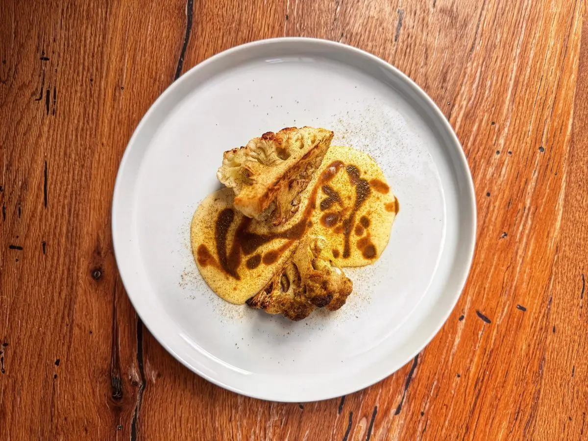 cavolfiore alla piastra, fonduta di parmigiano, curry e pepe nero di Osteria SanBiagio
