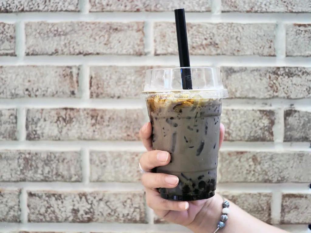 bubble tea hojicha ghiacciato con latte di soia