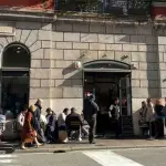 Fila di persone davanti entrata di Faro a Roma