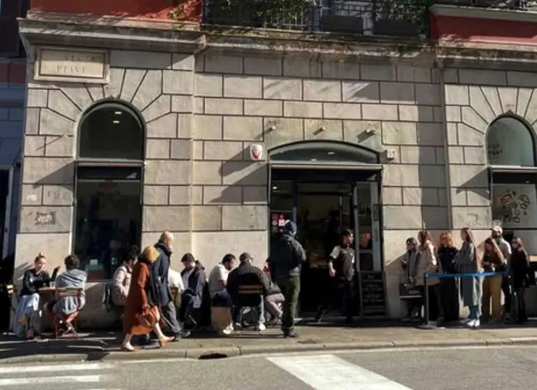Fila di persone davanti entrata di Faro a Roma