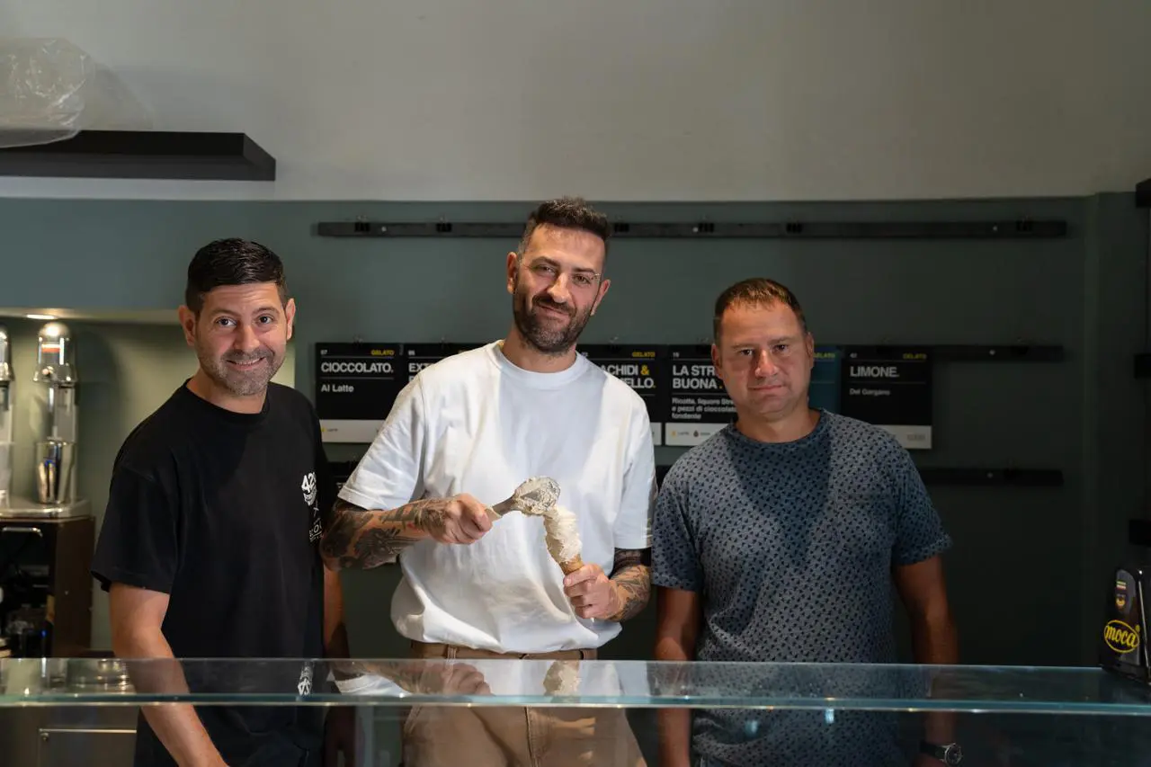 Marco e Francesco Di Nunno con il collaboratore di laboratorio Alessandro dietro il banco di Scoop Gelato e Caffè
