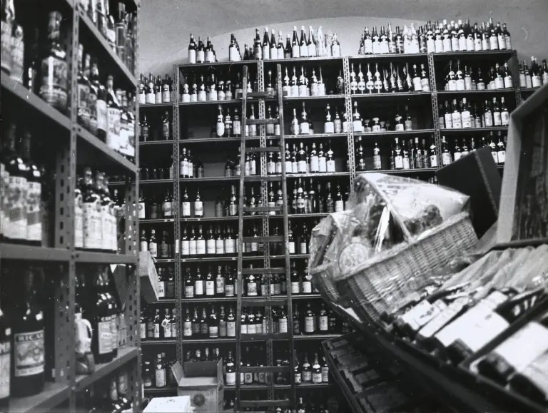 Interno dell'enoteca Trimani in un foto d'epoca