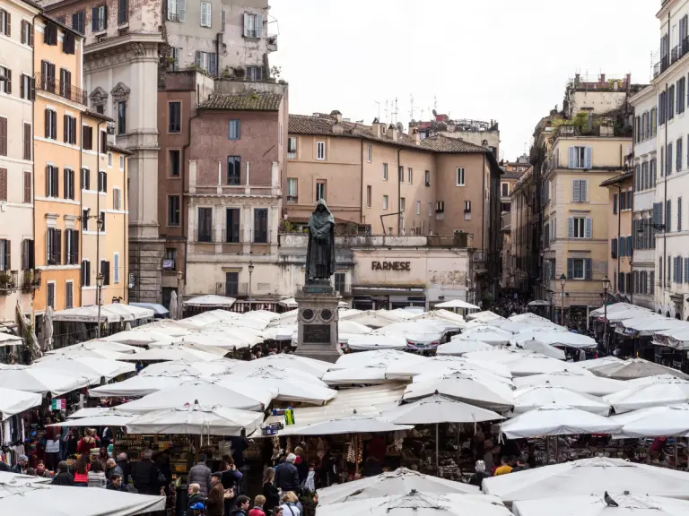 banchi del mercato campo de fiori Roma
