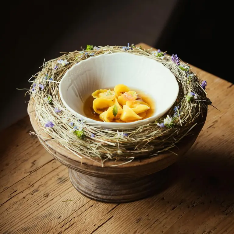 cappelletti di parmigiano e salsa verde, mostarda e brodo di cappone di 1224 Restaurant