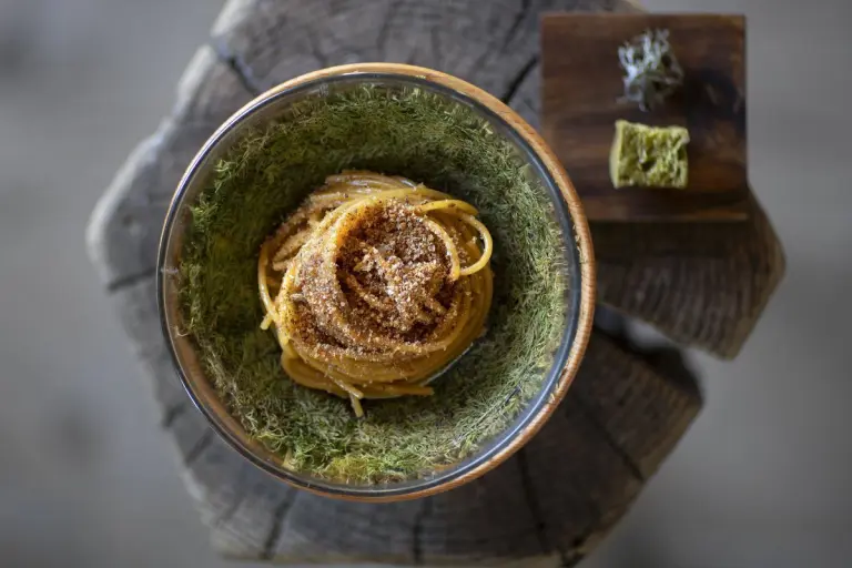 Spaghetti monograno all’olio di pino mugo e pane croccante del SanBrite