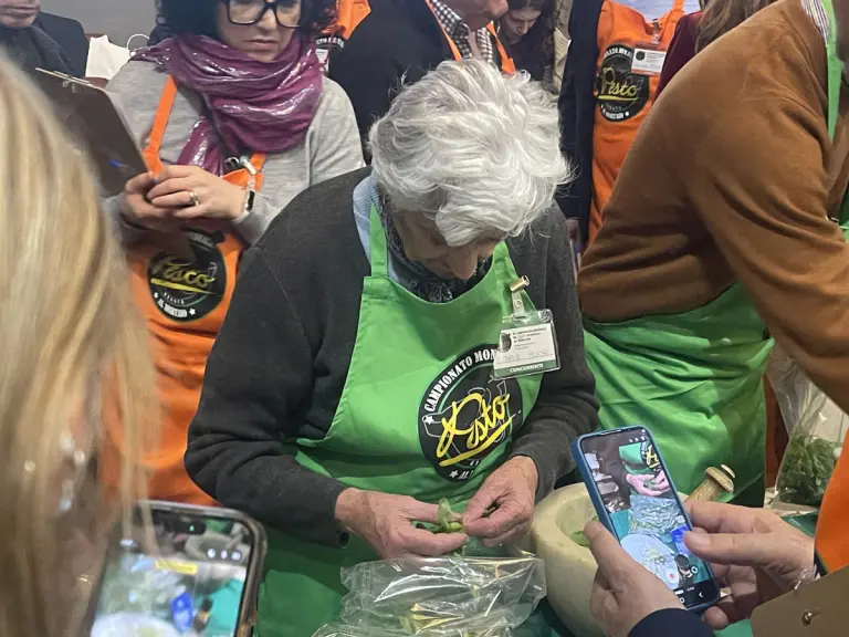 Carla Penso durante la finale del Campionato mondiale del pesto al mortaio 2026